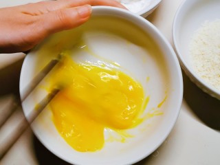 8、炸南瓜条,鸡蛋打散