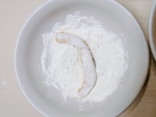 9、炸南瓜条,裹上一层淀粉