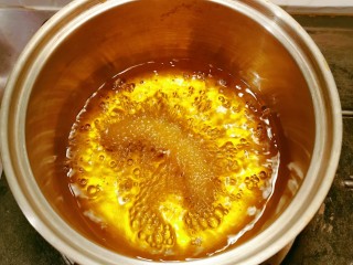 13、炸南瓜条,油温6成热 放入南瓜条  