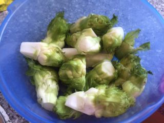 2、地方乡味菜头的几种吃法,用刀削掉小菜头放盆中，加水泡半小时左右在冲洗干净。