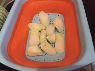 4、地方乡味菜头的几种吃法,削完皮在中间切一刀，可以泡酸菜，也可以切片一起炒。