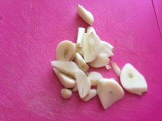 8、地方乡味菜头的几种吃法,蒜切成片。