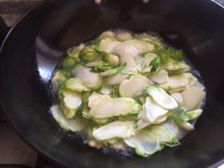 13、地方乡味菜头的几种吃法,中火继续煮至汤汁浓稠。