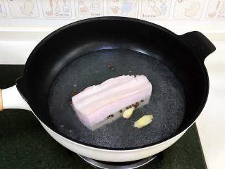 1、干锅花菜,把五花肉先焯下水：五花肉冲洗干净，先在炒锅内倒入适量清水，把肉放入锅中，加入1汤匙料酒、少许花椒和2片生姜，开火煮沸后即可捞出。