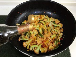 10、干锅花菜,加入少许生抽翻炒。