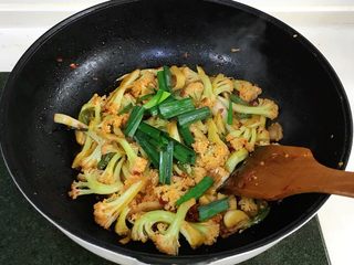 13、干锅花菜,最后加入蒜苗翻炒几下即可出锅。