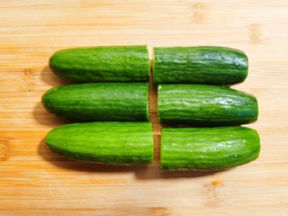 1、酸辣黄瓜条,迷你小黄瓜清洗干净后切去瓜把，从中间切成两段。