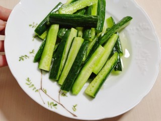 4、酸辣黄瓜条,将黄瓜条里面腌制出来的水倒掉。黄瓜腌出水分后，吃起来会更脆爽。