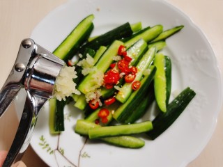 6、酸辣黄瓜条,大蒜去皮，用压蒜器压成蒜泥，加入黄瓜条里。