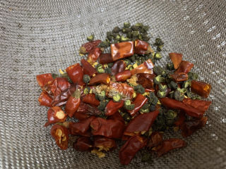 9、爆炒田螺肉,干辣椒剪短