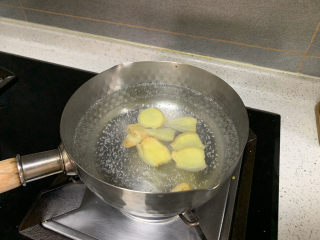 14、爆炒田螺肉,准备给田螺焯水,煮开水,放入姜片