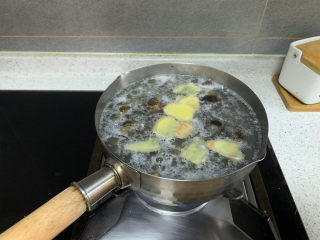 15、爆炒田螺肉,水开后放入田螺和料酒,再次煮开约两分钟,撇去浮沫