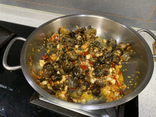 20、爆炒田螺肉,放入田螺,翻炒均匀,