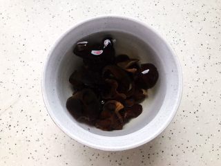 3、夏日清爽大拌菜,木耳提前泡发