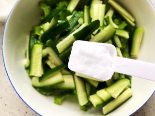 7、夏日清爽大拌菜,将黄瓜和苦瓜放入大碗，加一小勺细盐
