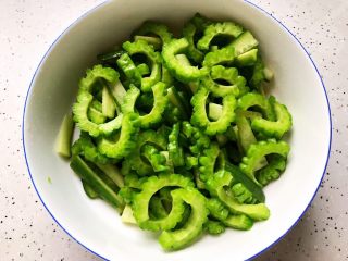 8、夏日清爽大拌菜,双手捧着碗上下颠碗，让细盐和食材充分混合，然后静置15分钟