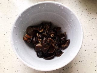 11、夏日清爽大拌菜,泡发好之后的木耳去蒂洗净之后撕成小朵