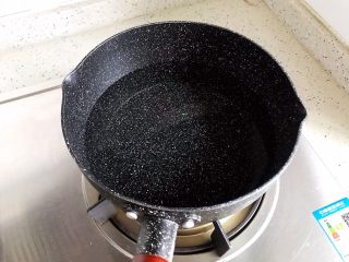 13、夏日清爽大拌菜,锅内煮适量清水