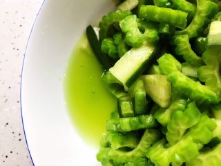 20、夏日清爽大拌菜,撇去黄瓜苦瓜腌制过程中产生的水分