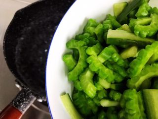 21、夏日清爽大拌菜,水开后放入黄瓜苦瓜
