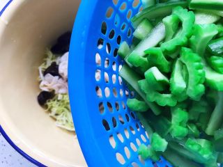 25、夏日清爽大拌菜,黄瓜苦瓜也放入