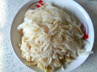 1、酸菜粉,酸菜洗净切丝