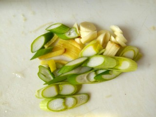 2、酸菜粉,葱蒜切片，姜切丝