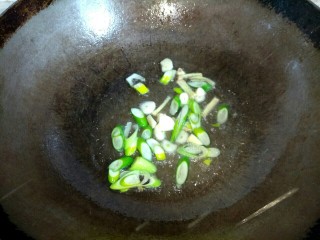 3、酸菜粉,锅中放入适量植物油，放入葱姜蒜爆香