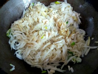 4、酸菜粉,放入酸菜，反复不断的翻炒