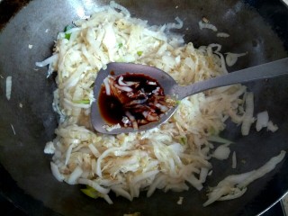 5、酸菜粉,放入两勺生抽翻炒，怎么也得翻炒五六分钟，使酸菜变软