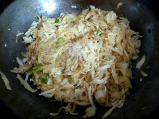 6、酸菜粉,加入适量盐翻炒