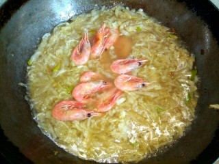 8、酸菜粉,放入适量虾