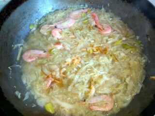 11、酸菜粉,滴入适量香油 ，也可以加入适量味精调味