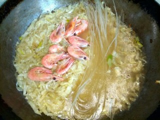 9、酸菜粉,放入粉丝，大火烧开，使粉丝变透明