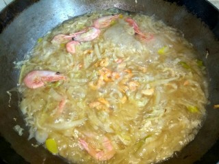 10、酸菜粉,撒入海米，关火