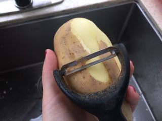 1、厨房挑战+素菜+青椒土豆丝,土豆去皮；