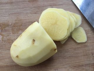 2、厨房挑战+素菜+青椒土豆丝,洗净切片；