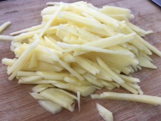 3、厨房挑战+素菜+青椒土豆丝,切丝；