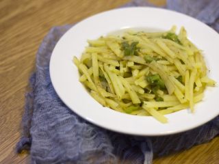 11、厨房挑战+素菜+青椒土豆丝,土豆炒熟就可以出锅啦！