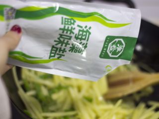 9、厨房挑战+素菜+青椒土豆丝,加入适量的盐，如果锅里太干，建议加一点水；