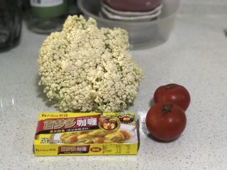 1、番茄咖喱菜花,准备食材
