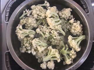 2、番茄咖喱菜花,菜花用剪刀剪成小棵，加水泡15分钟。