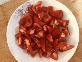 3、番茄咖喱菜花,番茄切小粒。