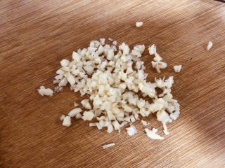 4、番茄咖喱菜花,剁蒜蓉。