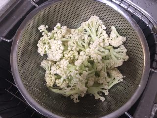 5、番茄咖喱菜花,菜花洗净后沥干水分。