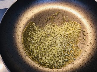 6、番茄咖喱菜花,热锅下油，加入蒜蓉爆香。