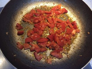 7、番茄咖喱菜花,加入番茄粒炒软，调中小火。