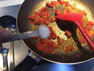 8、番茄咖喱菜花,中途加入一勺糖，加入少量水。