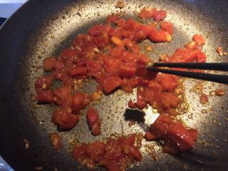 9、番茄咖喱菜花,番茄炒软后外皮会脱落，不喜欢吃番茄皮的可以把皮挑出来。