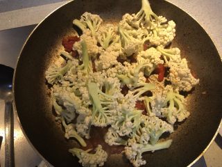 10、番茄咖喱菜花,加入菜花翻炒。